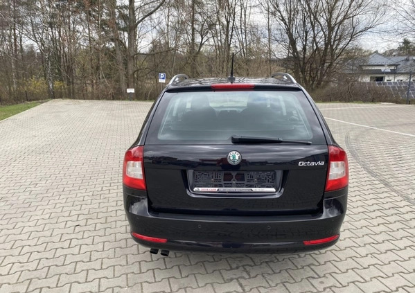 Skoda Octavia cena 28900 przebieg: 212000, rok produkcji 2011 z Poręba małe 254